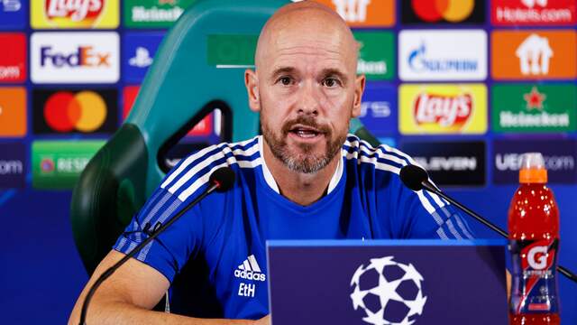 Erik ten Hag op de persconferentie in Portugal.