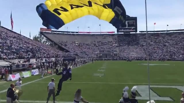 Parachutist maakt harde klap bij American Football-wedstrijd
