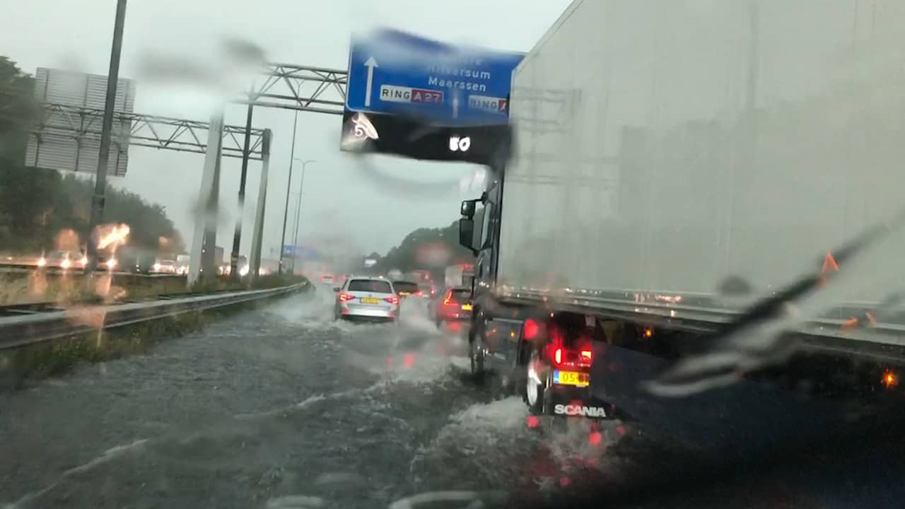 Beeld uit video: Snelweg staat blank door noodweer in Utrecht