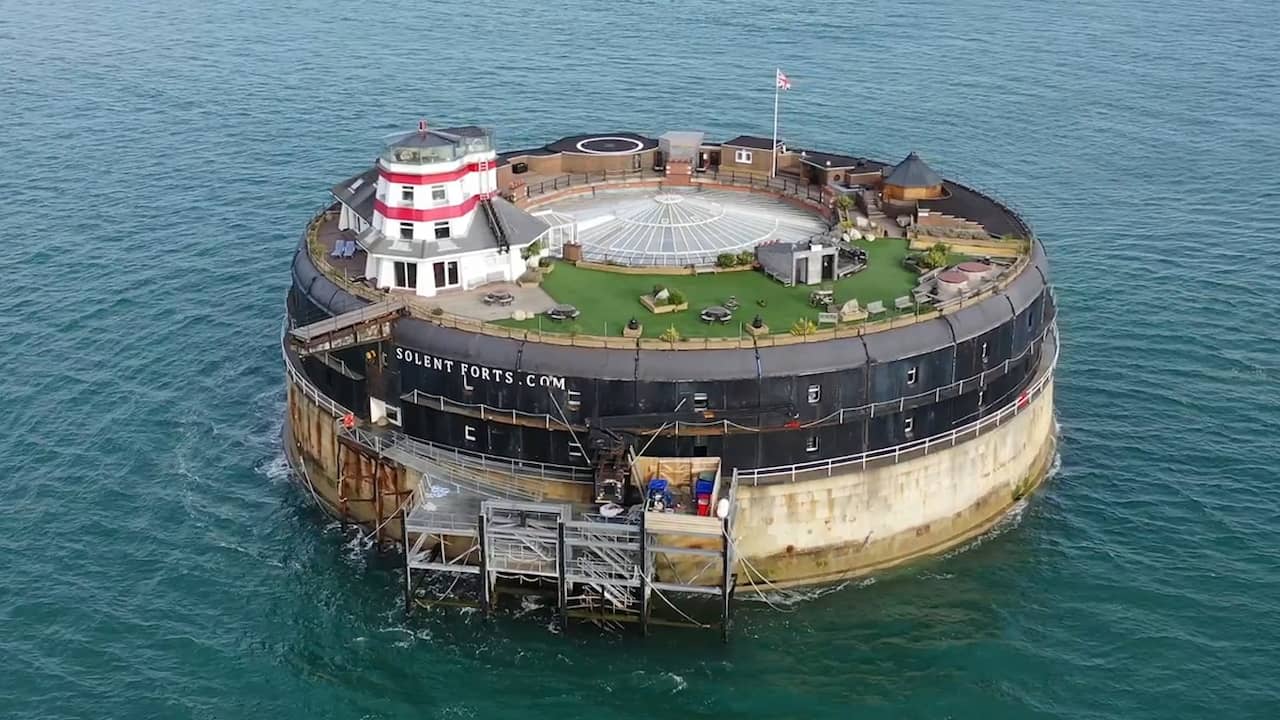 Beeld uit video: Drie zeeforten voor de kust van Portsmouth te koop