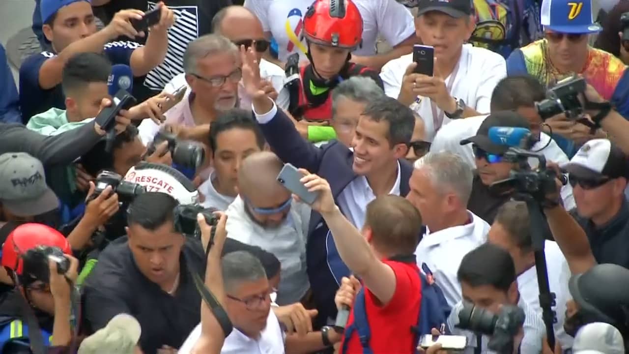 Beeld uit video: Interim-president Guaído euforisch onthaald bij terugkeer Venezuela