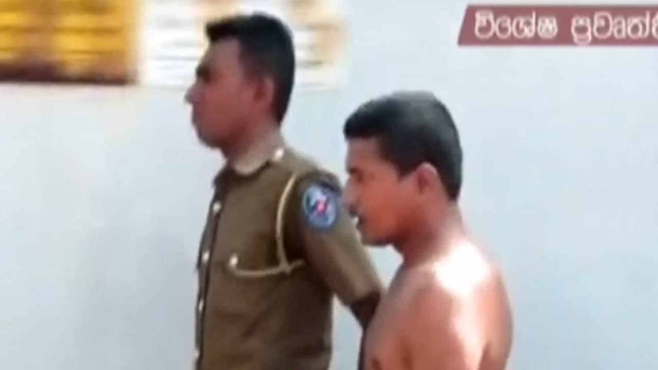 Beeld uit video: Boze menigte belaagt gearresteerde man in Sri Lanka