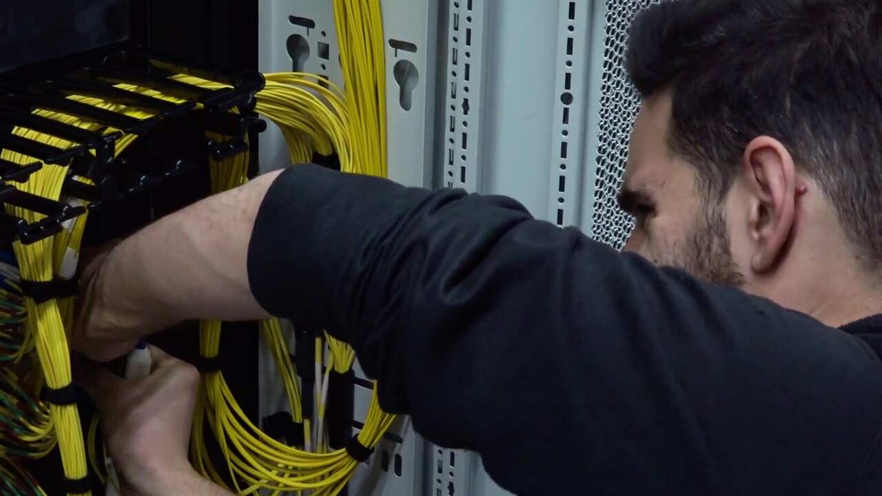 Beeld uit video: Zo ziet het grootste internetknooppunt ter wereld eruit