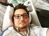 Gewonde Jeremy Renner deelt bericht vanuit ziekenhuis: 'Te beroerd om te typen'