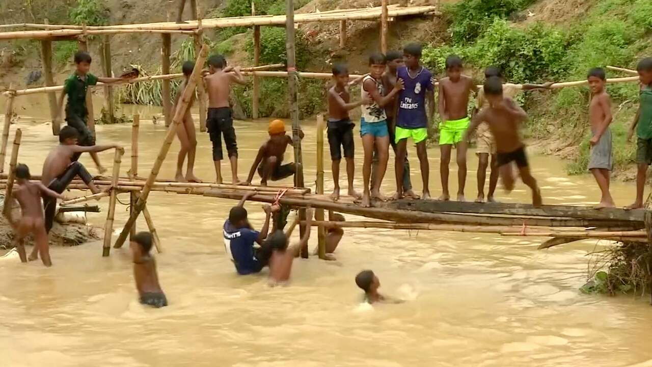 Beeld uit video: Rohingya-kinderen spelen in modder ondanks benarde situatie
