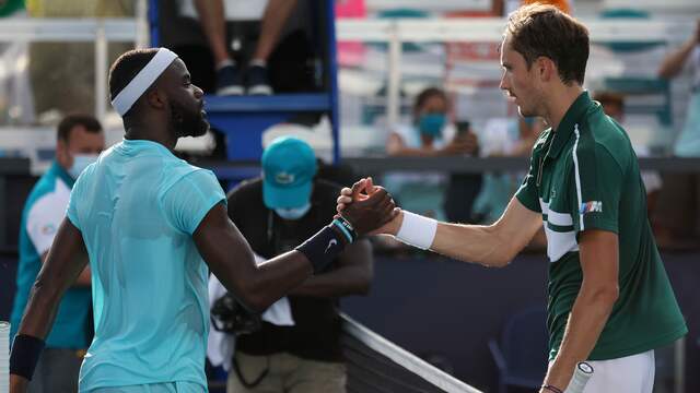Daniil Medvedev (rechts) krijgt de felicitaties van Frances Tiafoe.