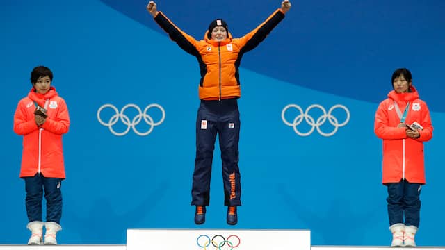 Ter Mors stapt juichend op de hoogste trede van het podium tussen Kodaira en Takagi in