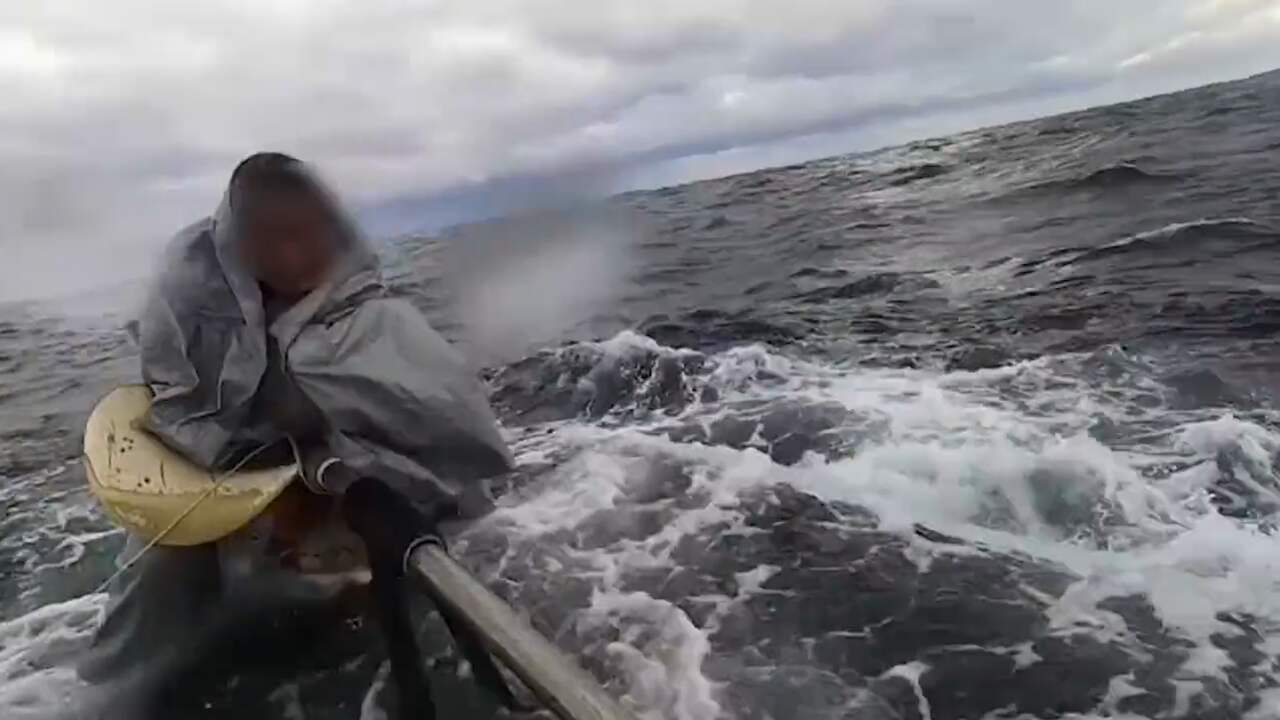 Beeld uit video: Kustwacht redt verkleumde Japanner van gekapseisde boot