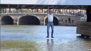 Douwe Bob plonst in de gracht tijdens rondvaart door Amsterdam