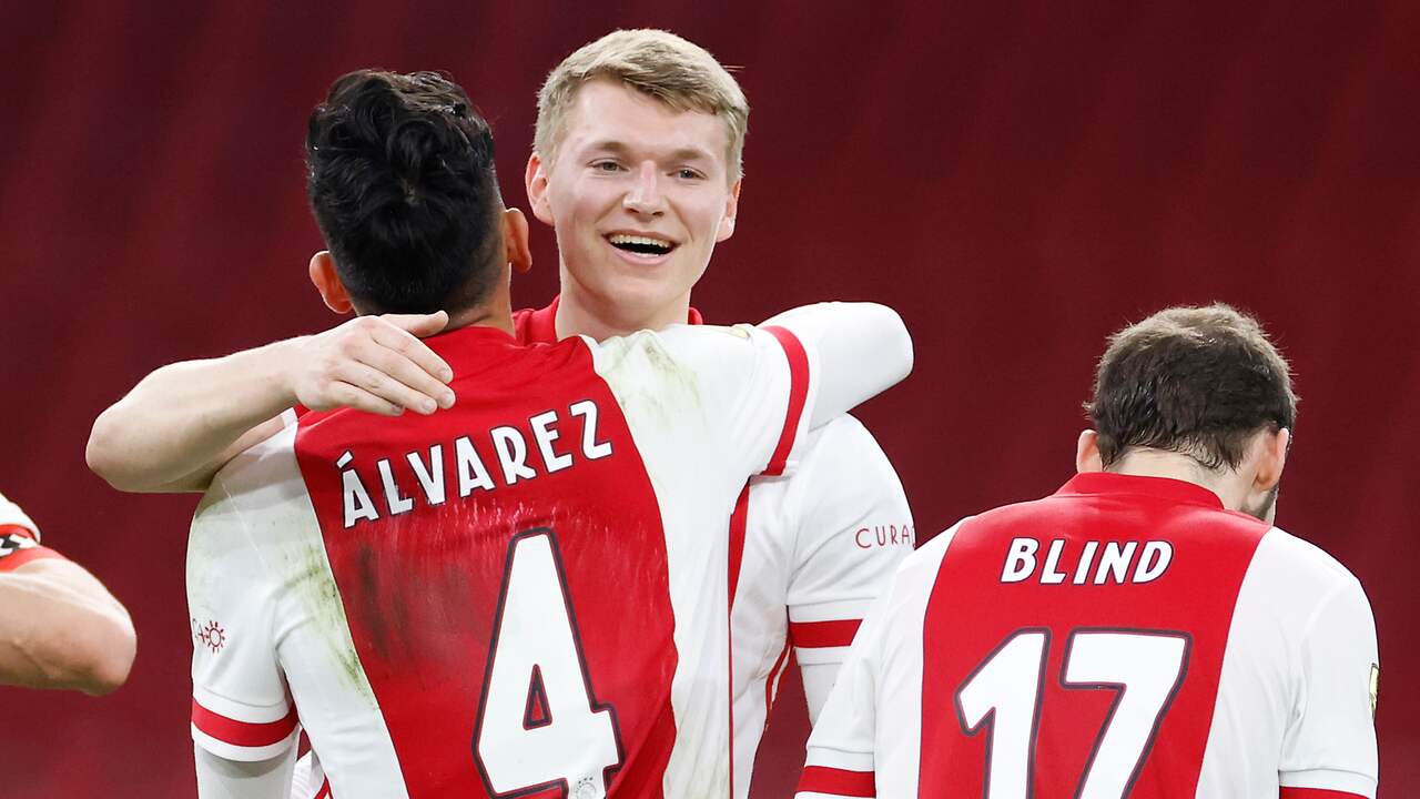 Ajax viert de 3-0 van Perr Schuurs.