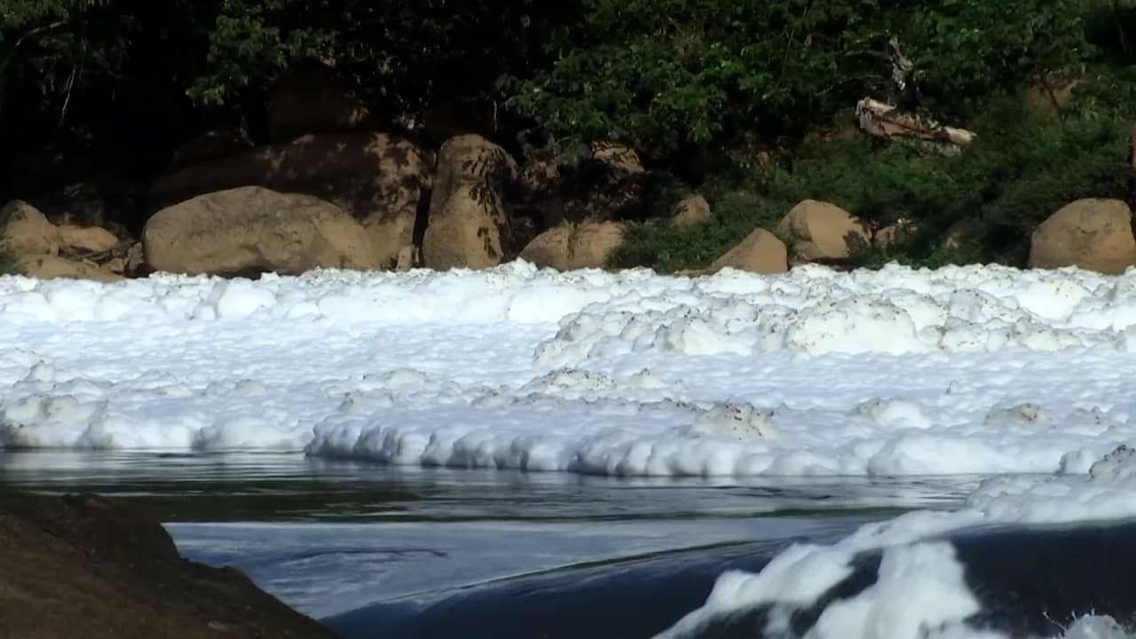 Beeld uit video: Dikke laag giftig schuim bedekt rivier in Brazilië