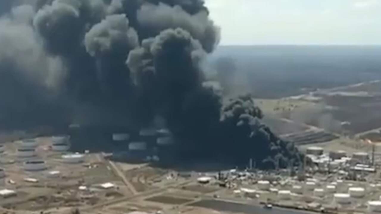 Beeld uit video: Zwarte wolken boven Wisconsin na brand en explosie olieraffinaderij