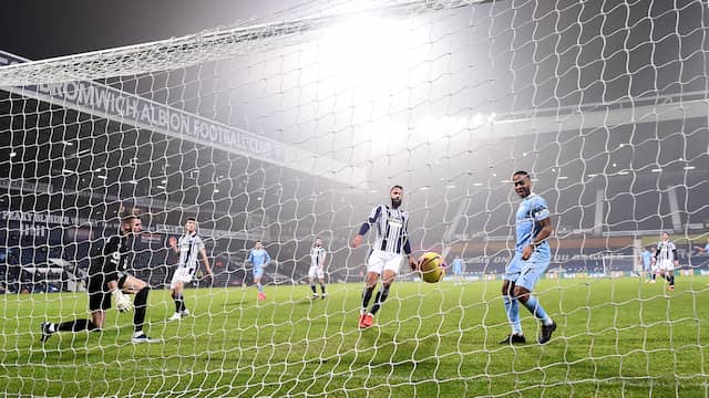 Raheem Sterling maakt de 0-5 voor Manchester City.