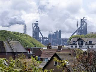 Staalproducent Tata Steel in IJmuiden. Tata stoot ruim 6,5 miljoen ton CO2 per jaar uit.
