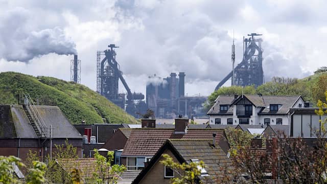 Onder andere fabrieken en auto's op benzine zorgen voor CO2 in de lucht. Dat warmt de aarde op.