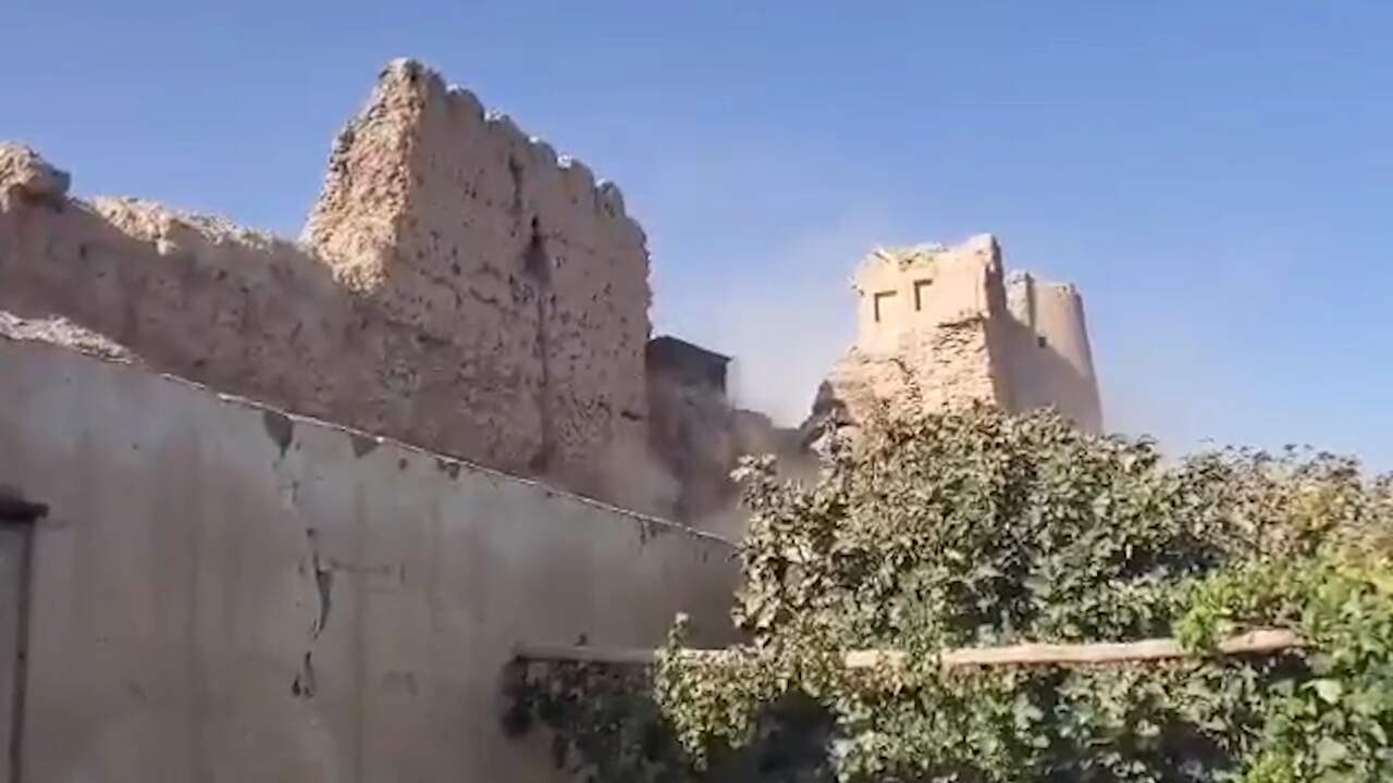 Beeld uit video: Taliban vernielen historische vesting in Afghanistan met bulldozers