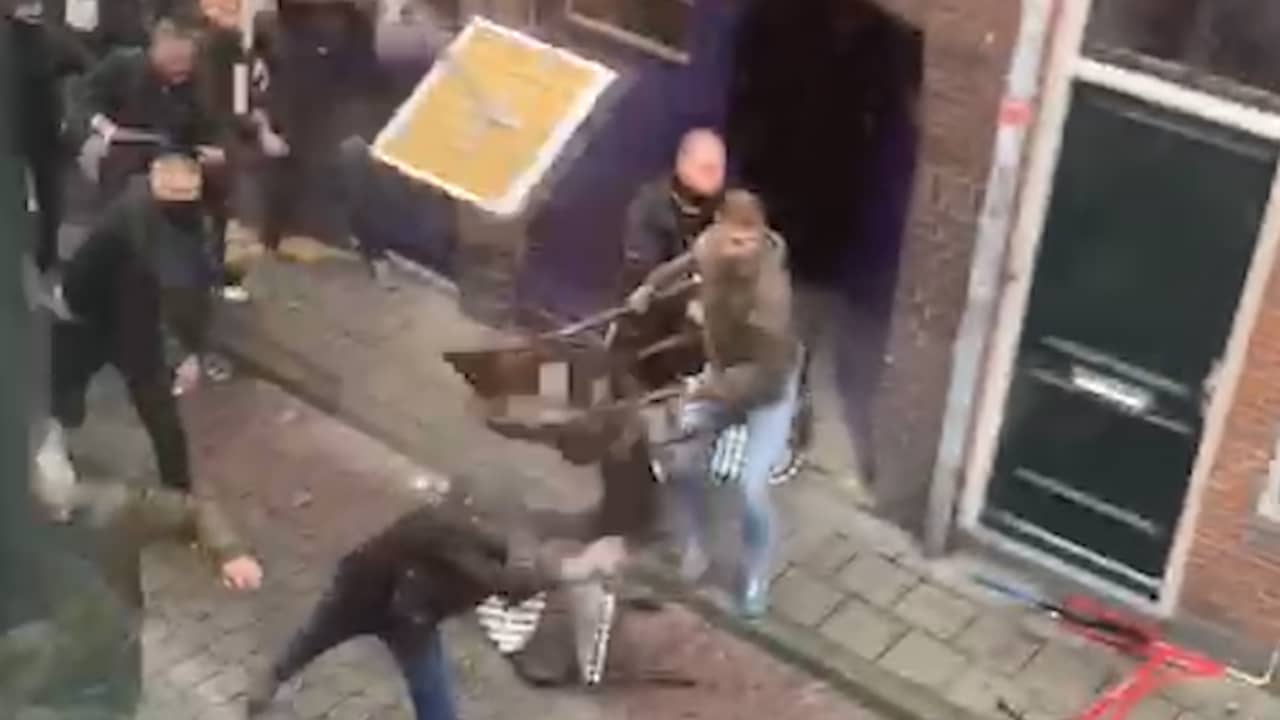 Beeld uit video: Voetbalsupporters gooien met tafels en stoelen in binnenstad Groningen
