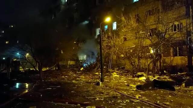 Beelden tonen ravage na raketinslag in flatgebouw in Kiev