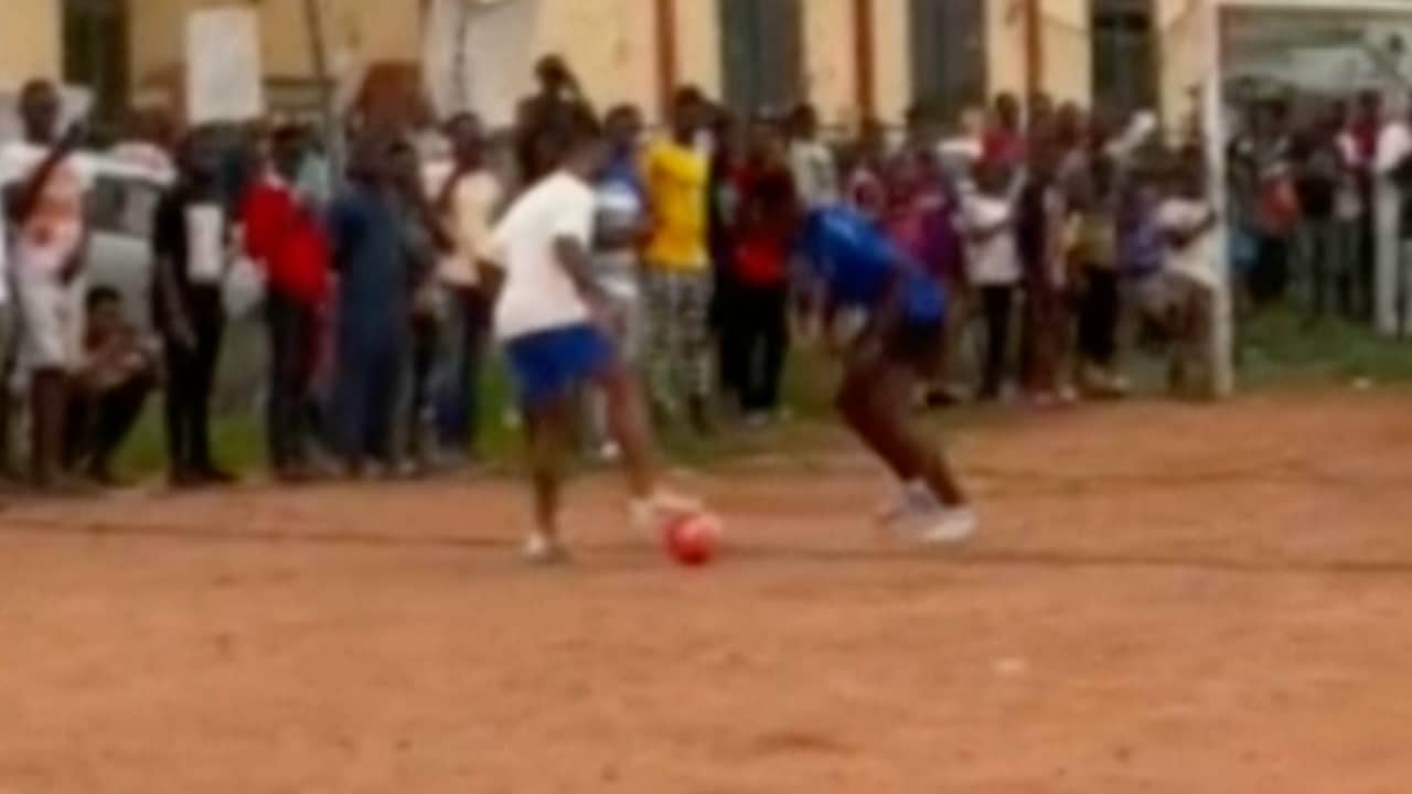 Beeld uit video: Depay en Promes tonen voetbalskills in Ghana