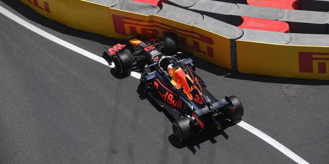 Verstappen crasht in derde training Bakoe, Gasly de ...