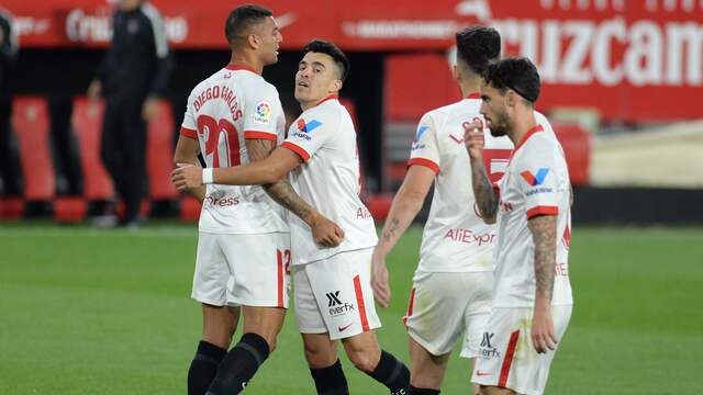 Vreugde bij Sevilla na de treffer van Marcos Acuña.