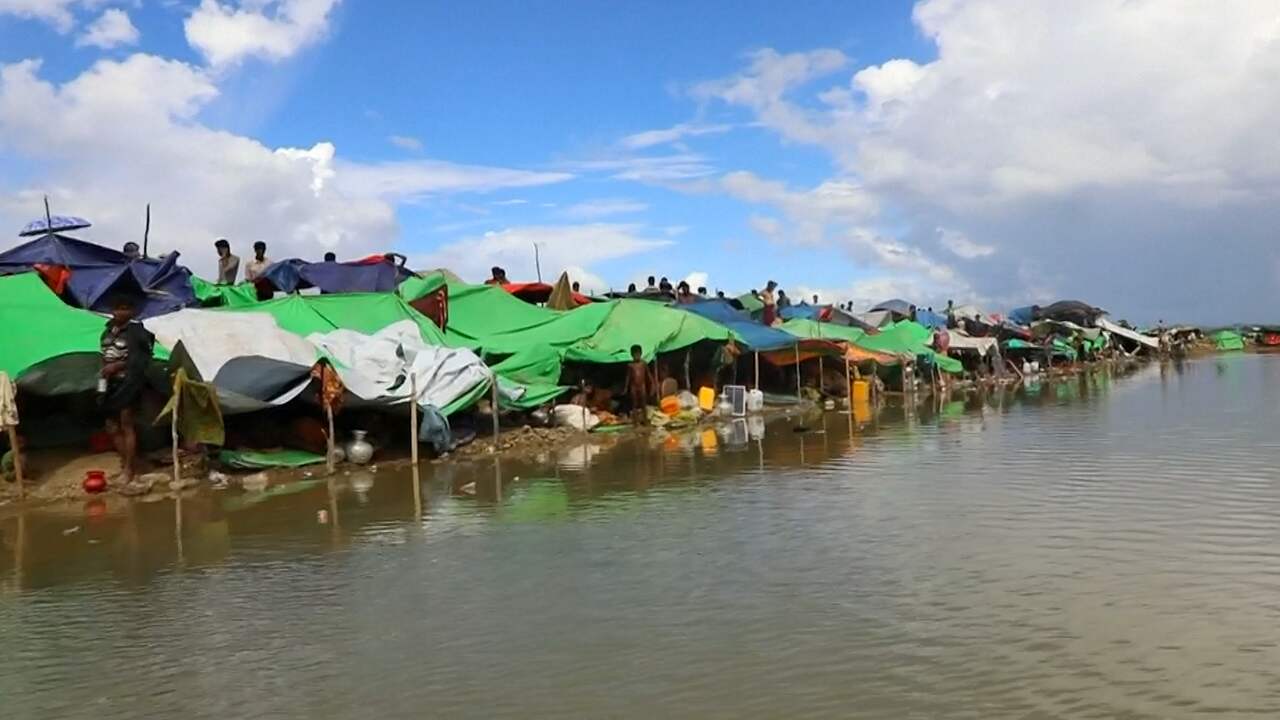 Beeld uit video: Rohingya-vluchtelingen in geïmproviseerde tentjes tijdens overtocht Bangladesh
