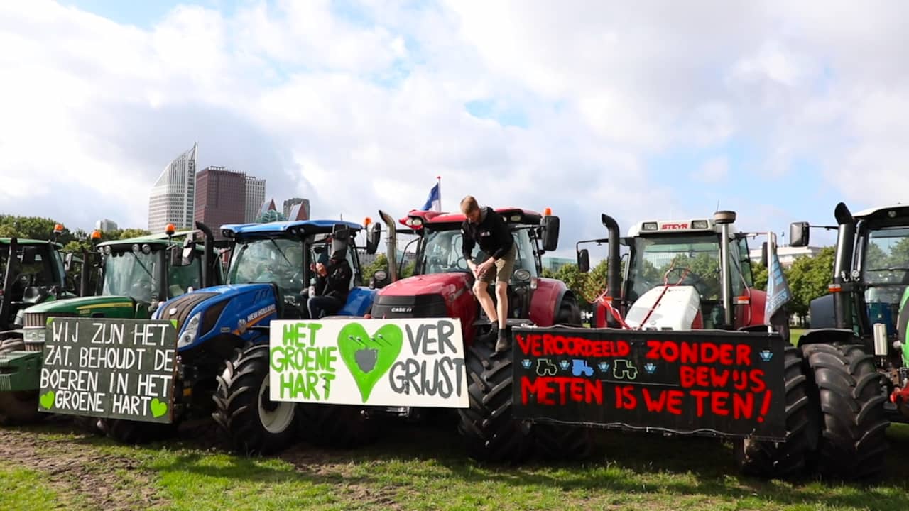 Beeld uit video: Tientallen boeren verzamelen zich in Den Haag voor stikstofprotest