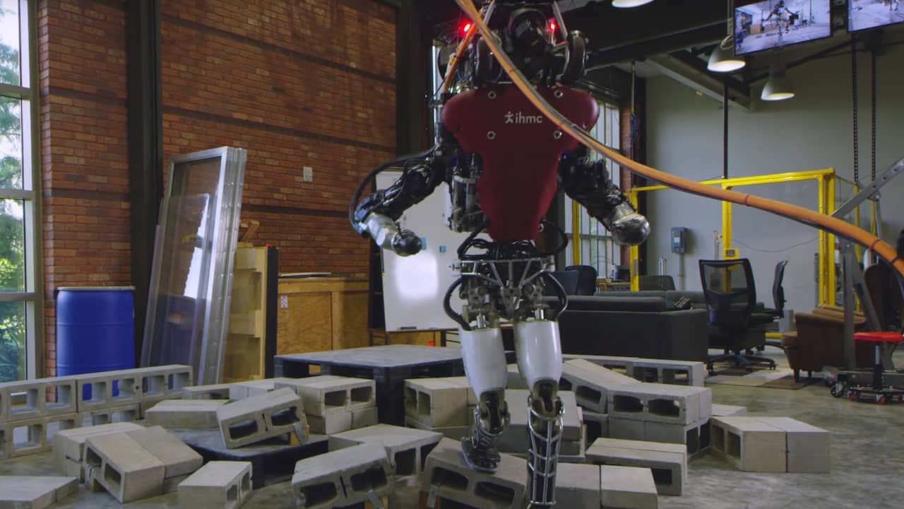 Robot Boston Dynamics loopt over oneffen terrein door nieuwe software