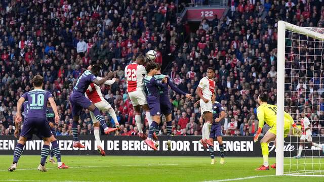 Sébastien Haller kopt de 2-0 binnen.