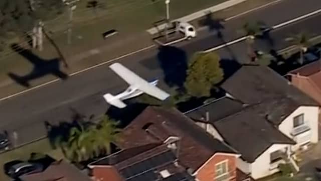 Vliegtuigje scheert over woningen bij noodlanding in Sydney