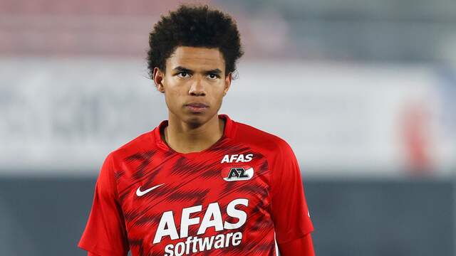 Calvin Stengs heeft zijn opwachting op het trainingsveld van AZ weer gemaakt.