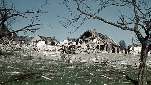 1942: Een vliegtuigbom verwoest een boerderij in Herten.