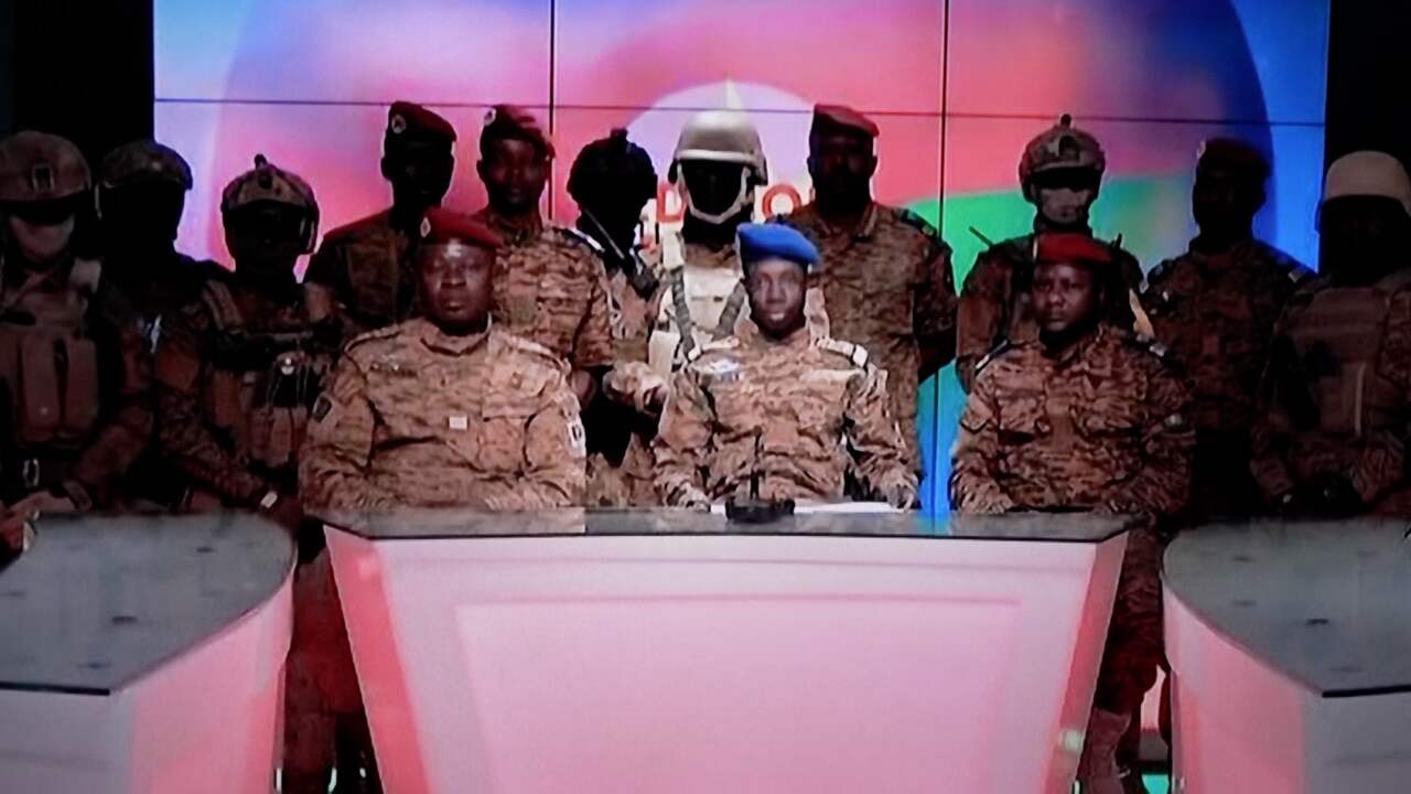 Beeld uit video: Leger Burkina Faso vertelt nieuwe regels op staatstelevisie na coup