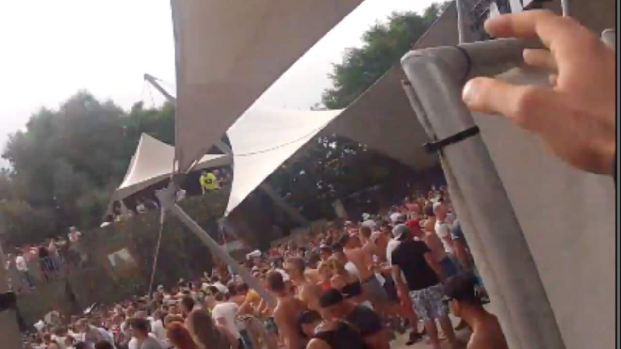 Jongens klimmen over hek festival Tomorrowland