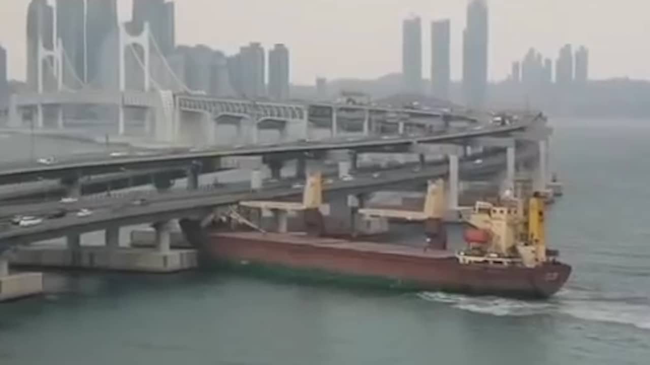 Beeld uit video: Dronken kapitein vaart schip tegen brug in Zuid-Korea
