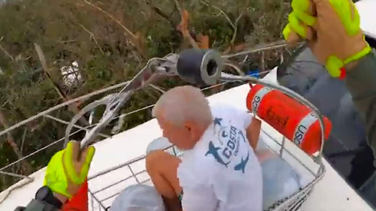 Beeld uit video: Amerikaanse kustwacht redt man uit door orkaan weggeblazen boot