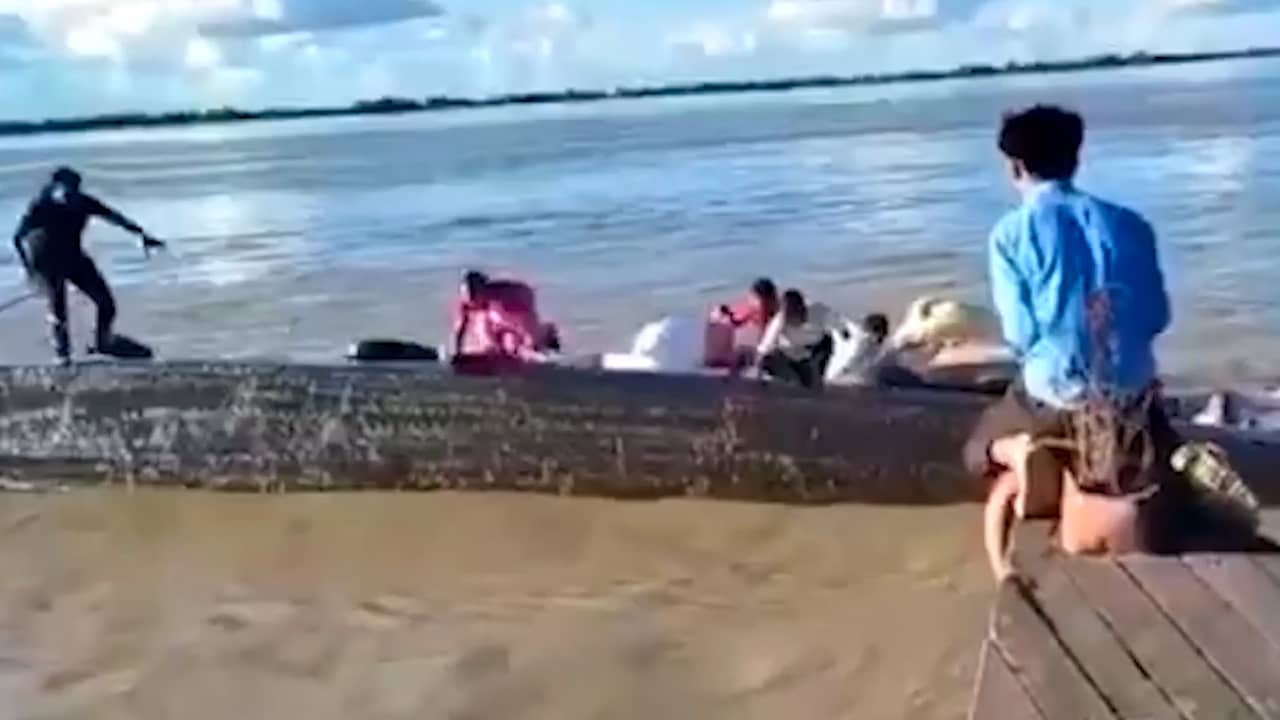 Beeld uit video: Indiërs springen van zinkende pont na botsing op rivier