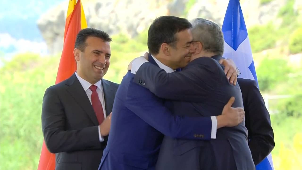 Beeld uit video: Ministers Griekenland en Macedonië blij met nieuwe naam