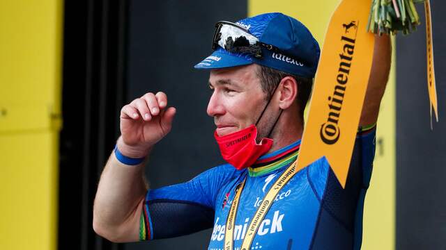 Mark Cavendish emotioneel op het podium in Fougères.