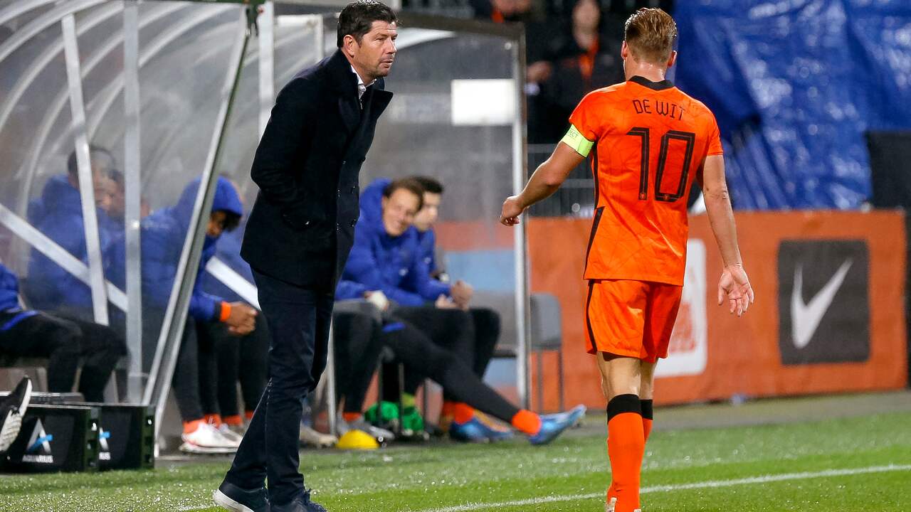 Erwin van de Looi geeft aanwijzingen aan Dani de Wit.