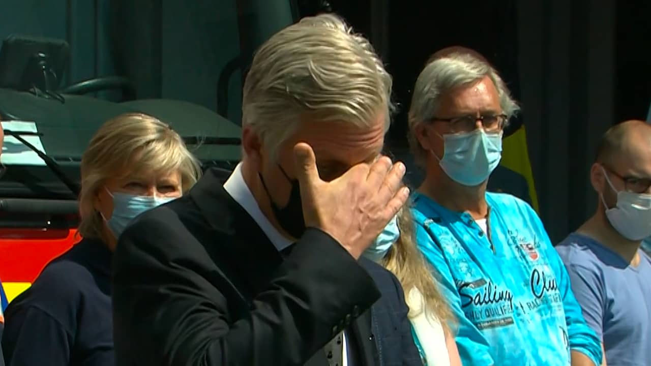 Beeld uit video: Belgische koning veegt tranen weg op dag van nationale rouw na noodweer