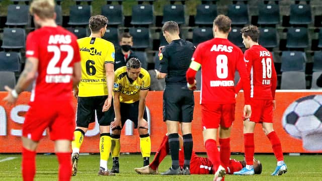 Christian Kum krijgt rood van scheidsrechter Jochem Kamphuis.
