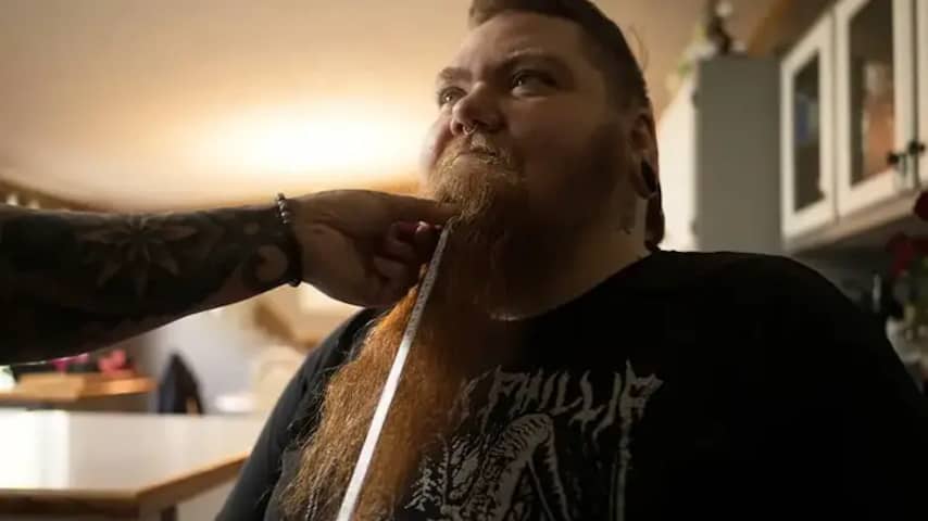Amerikaanse breekt record met 30 centimeter lange baard: 'Verbergt dubbele kin'