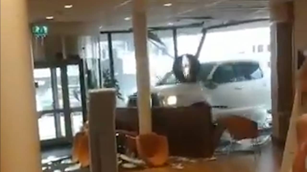 Beeld uit video: Auto rijdt gemeentehuis van Nijkerk binnen