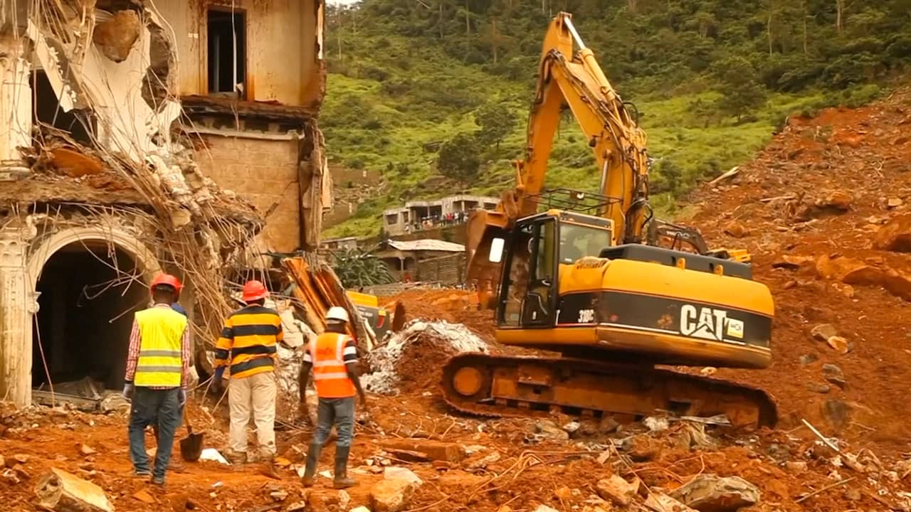 Beeld uit video: Hulpverleners bergen honderden lichamen in Sierra Leone na modderstroom
