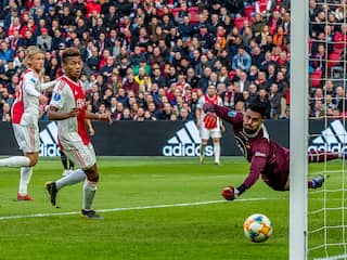 Ajax op vier punten van koploper PSV door ruime zege op NAC Breda