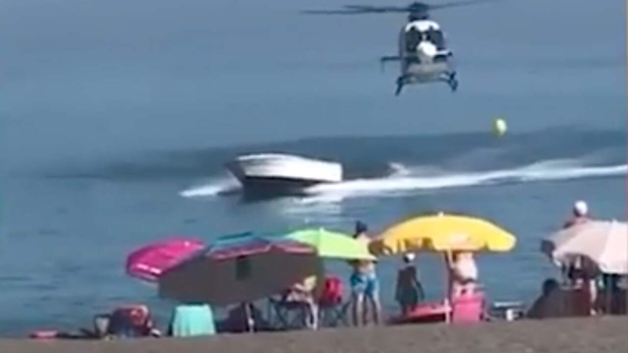 Beeld uit video: Politiehelikopter achtervolgt drugsboot bij Malaga