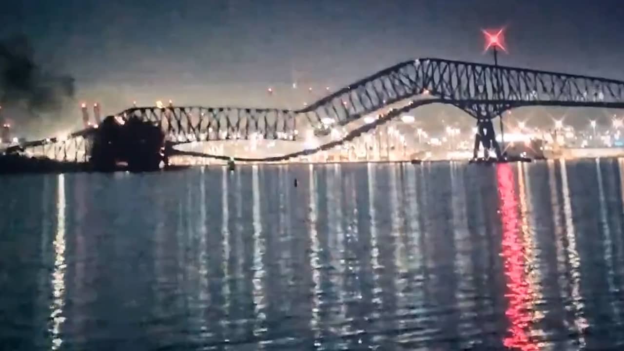 Beeld uit video: Amerikaanse brug stort in na aanvaring