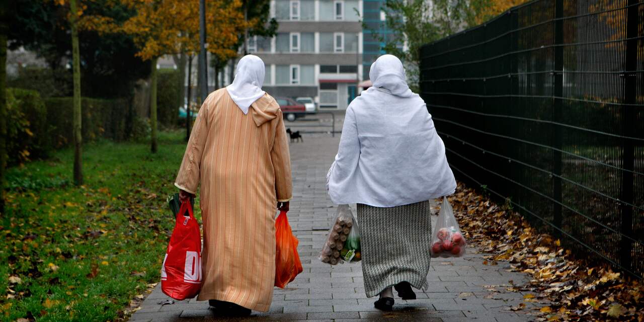 Wat het eeuwige beeld van de gesluierde vrouw met boodschappentas doet met moslima's