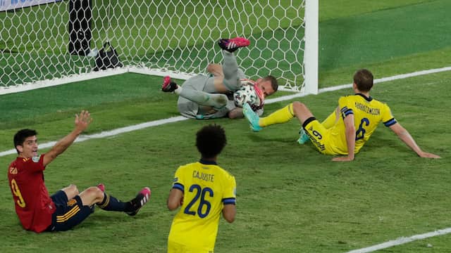 Spanje was in de eerste groepswedstrijd heer en meester tegen Zweden, maar bleef steken op 0-0.